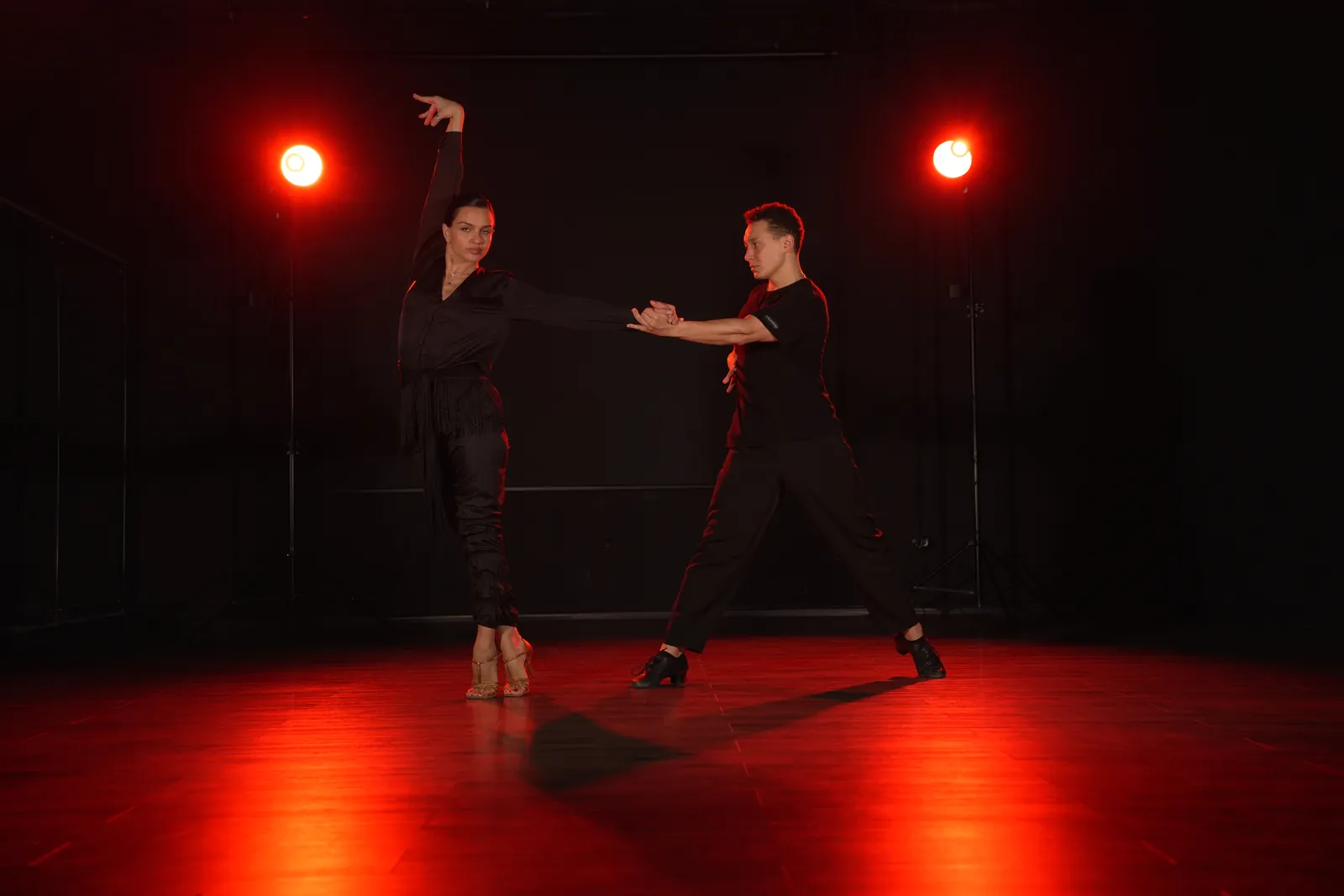 Пара танцует в зале ORO Dance Studio, м. Дубровка