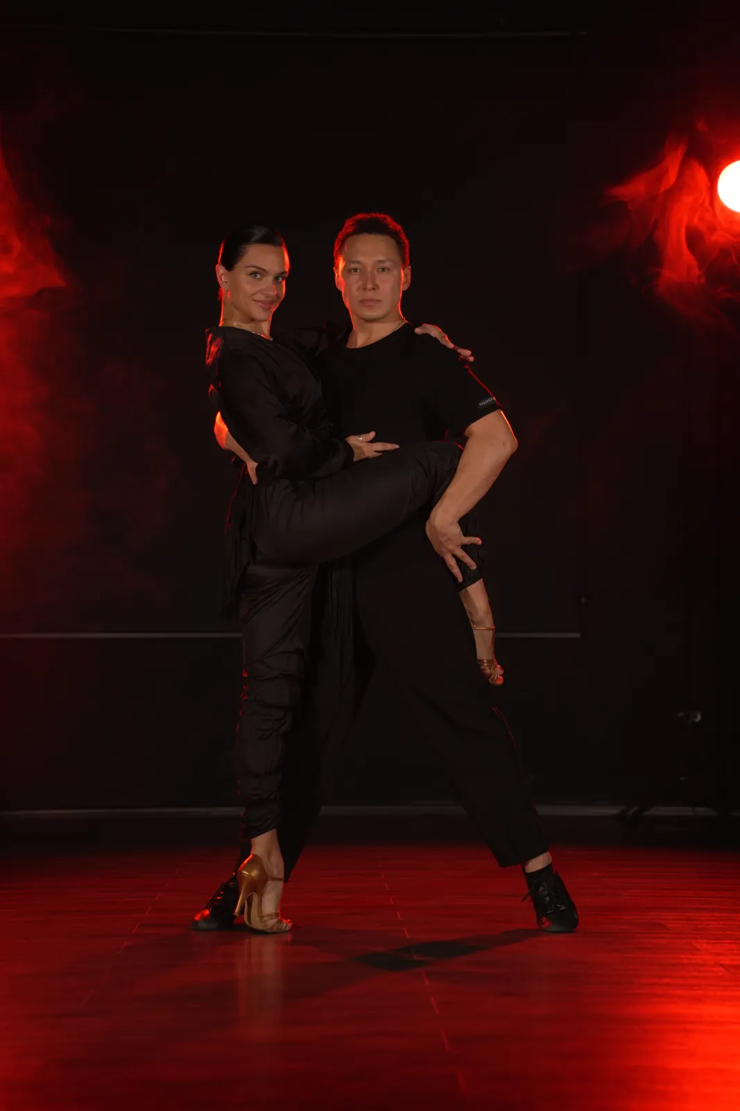 Пара в латиноамериканском бальном танце в зале ORO Dance Studio