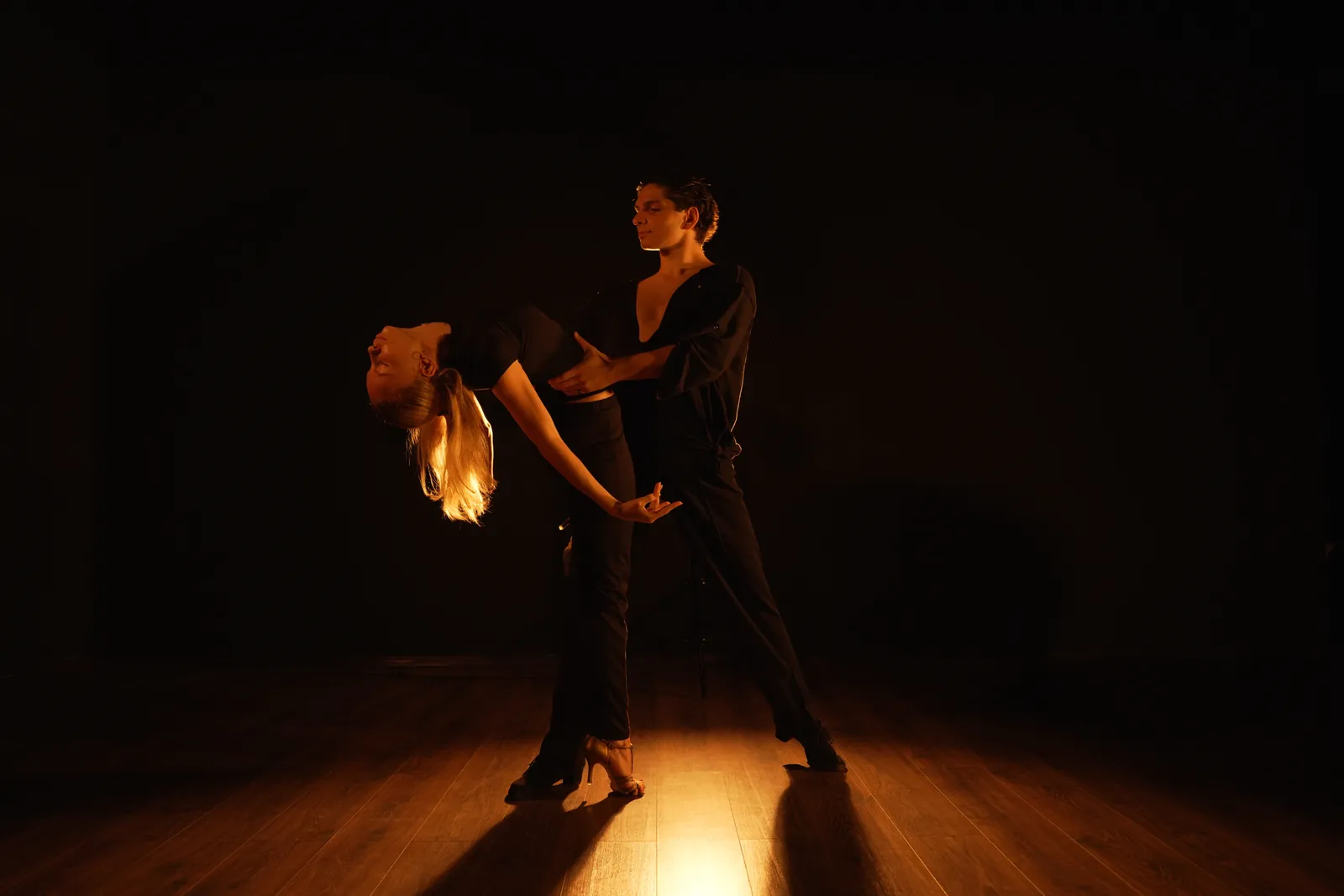 Пара танцует латину в зале ORO Dance Studio