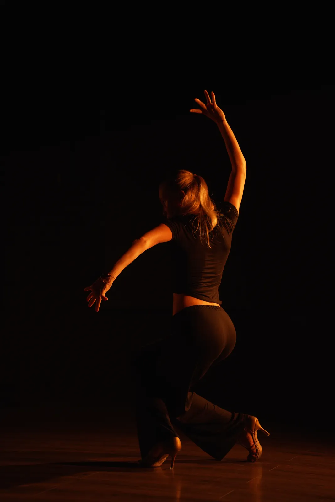 Девушка танцует соло-латину в зале ORO Dance Studio