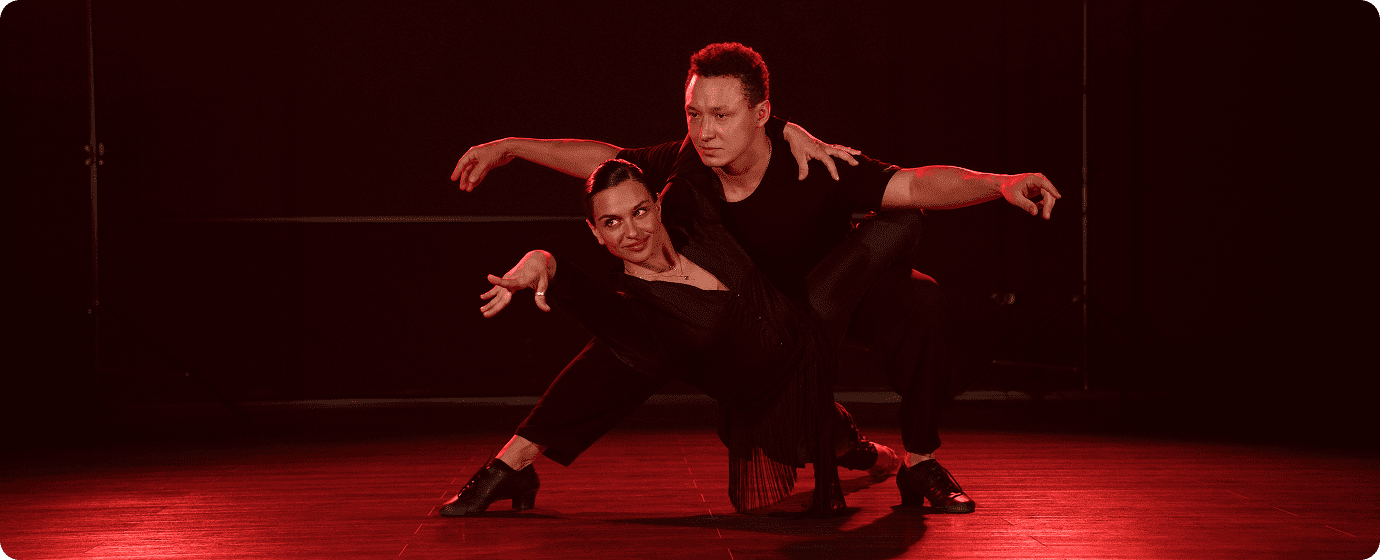 Пары танцуют латину в ORO Dance Studio